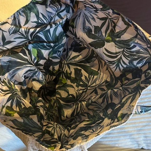 Victoria's Secret Cream Woven Beach Tote with Green Leaf-Patterned Handles - Picture 2 of 3